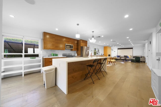 Building Photo - 848 N Las Palmas Ave