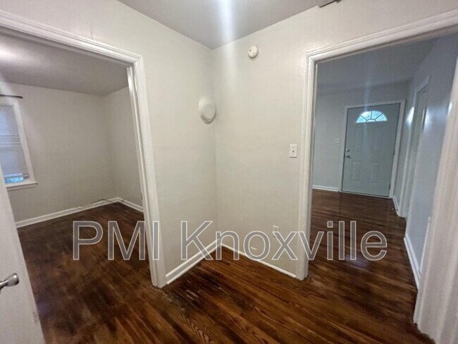 Building Photo - 926 Ledgerwood Ave