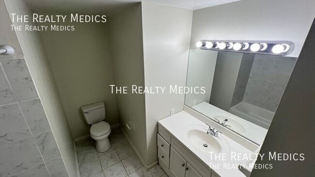 Building Photo - 526 S Thompson Ave