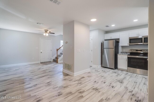 Building Photo - 233 Milray Ln