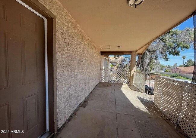 Building Photo - 532 S Mesa Dr