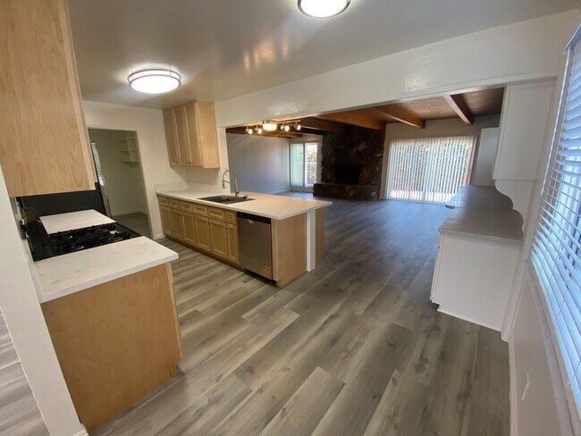 Building Photo - 3-Bed, 2-Bath Home, + Bonus Room/Office .....