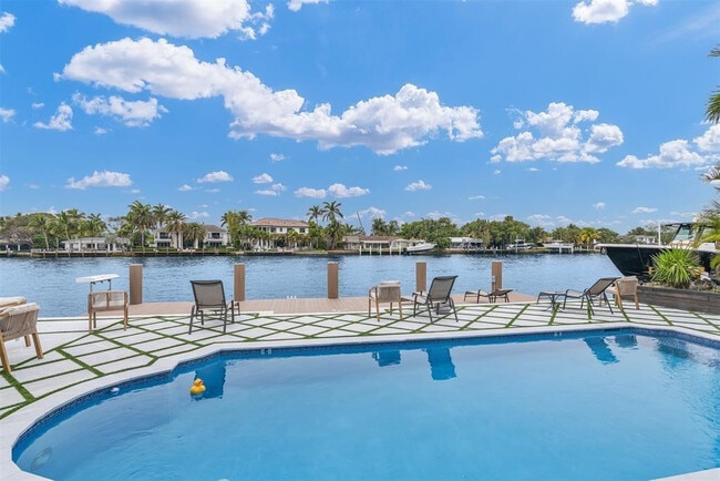 Building Photo - 319 S Riverside Dr