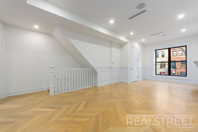 Building Photo - Magnificant Brownstone Triplex in Crown He...