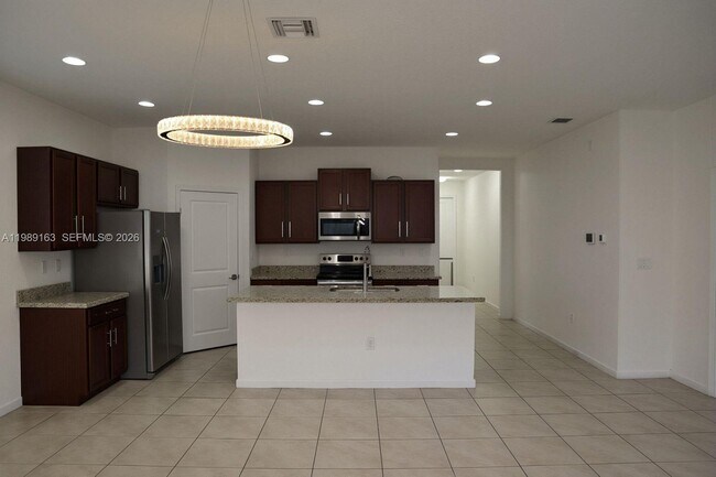 Building Photo - 27440 SW 135th Ave Rd