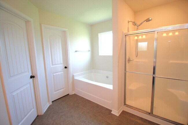 Building Photo - Coming March 16th — Upgraded 3-Bed, 2-Bath Pace Home in The Woodlands with Open Floor Plan, Bonus...