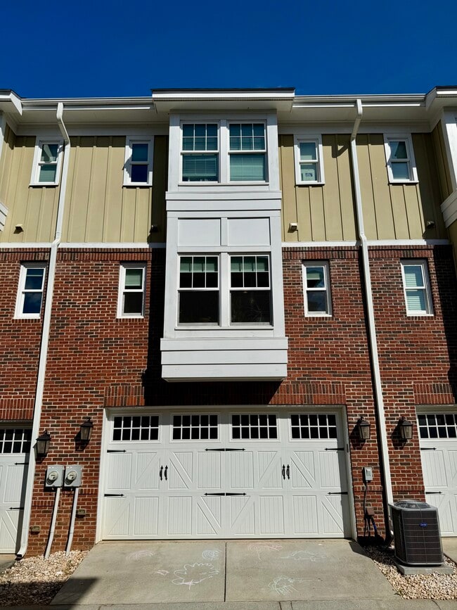 Building Photo - 116 S Summit Ave