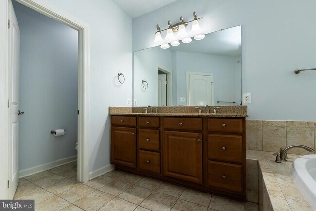 Building Photo - 336 Grand St