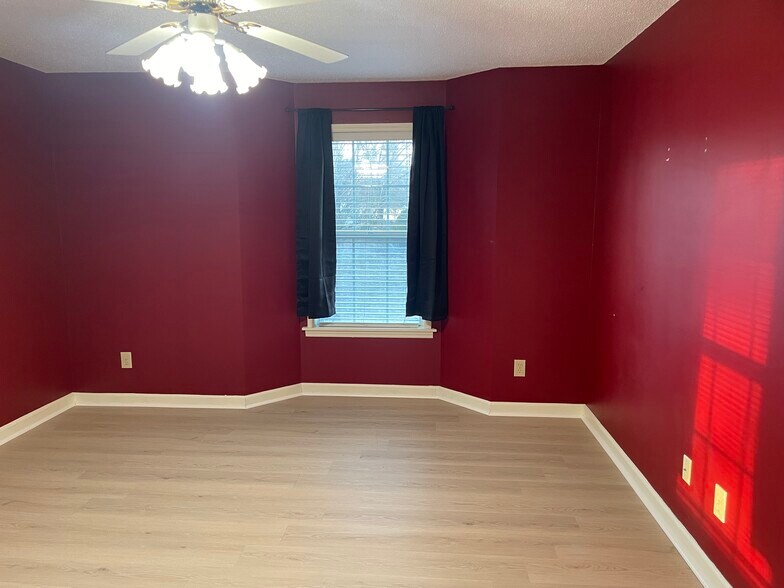 Building Photo - 6704 W Friendly Ave