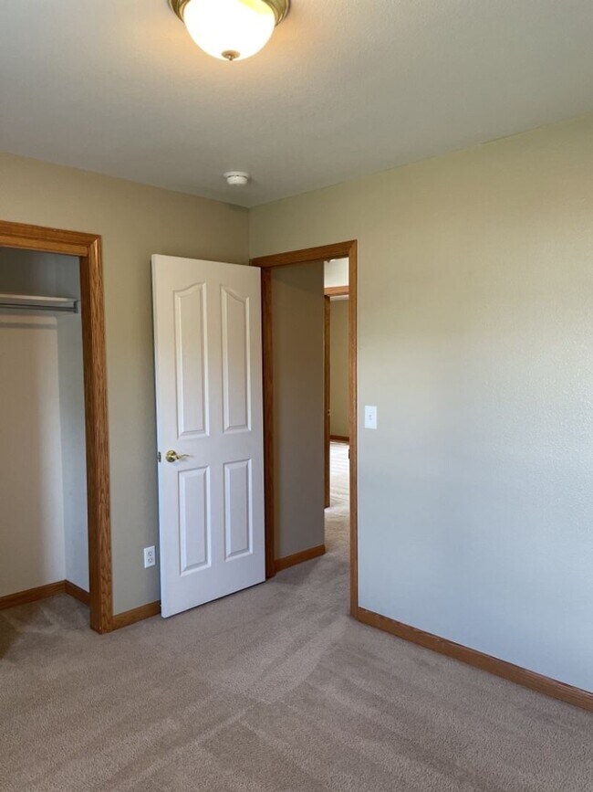 Building Photo - 4 Bed 2.5 Bath Home in Windsor