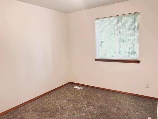 Building Photo - Enormous 4 Bed 2.5Bath + Bonus Room Great Lacey Neighborhood