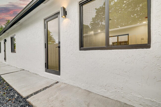 Building Photo - 1126 NW 4th Ave