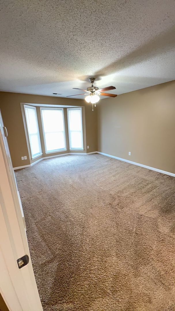 Building Photo - Comfy 3 bedroom 2 bath home