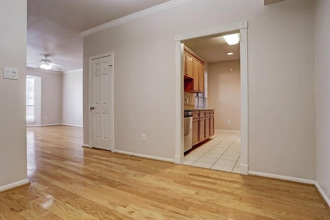 Building Photo - 2255 Braeswood Park Dr