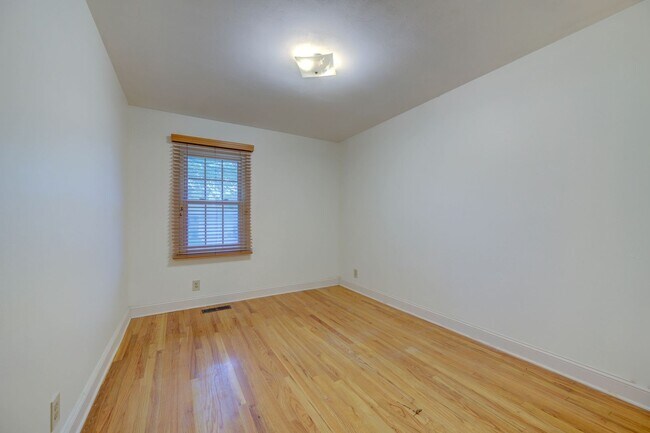 Building Photo - Lindbergh School District Near Mercy St. Anthonys Hospital – Prime Location!