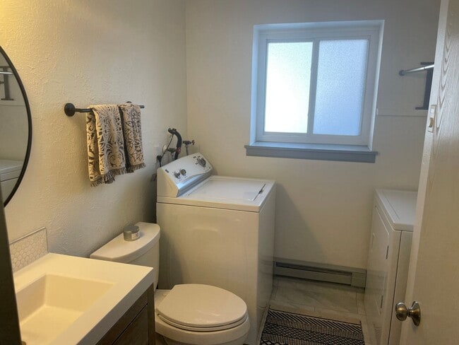 Building Photo - 1144 Maple Dr