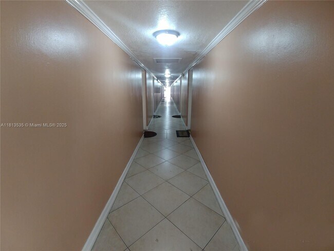 Building Photo - 1305 W 53rd St