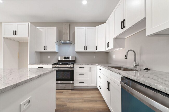 Building Photo - 447 Redwood Ave