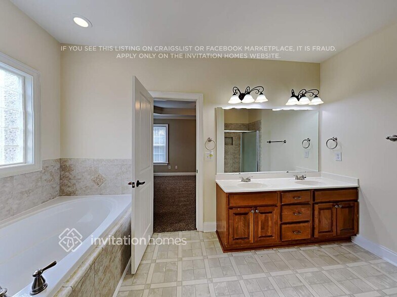 Building Photo - 700 Winding Oak Way