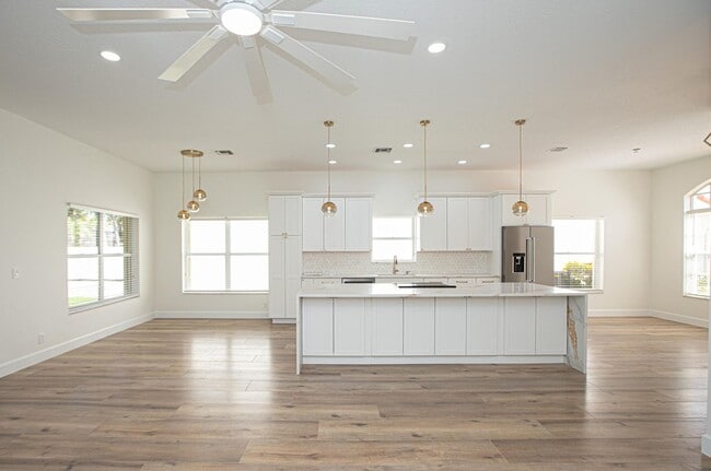 Building Photo - 10881 La Salinas Cir