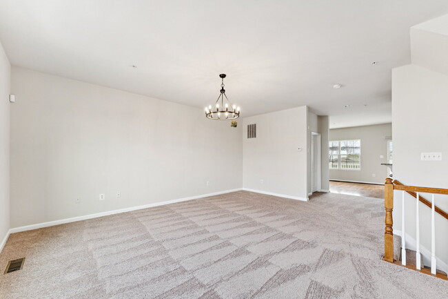 Building Photo - Charming town home located in a quiet, tree-lined community Field stone!