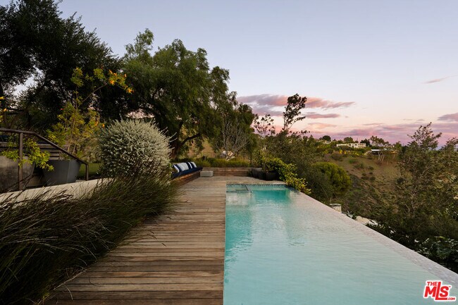 Building Photo - 1406 1/2 N Kenter Ave