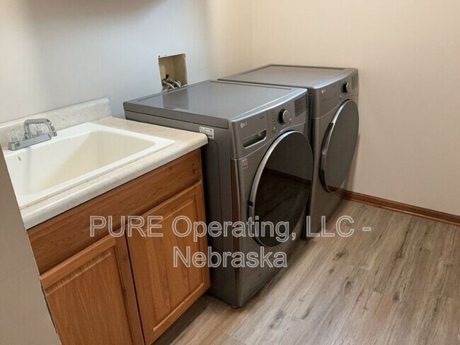 Building Photo - 1008 E Aberdeen Dr