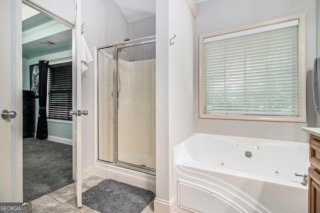 Building Photo - 4079 Essex Dr