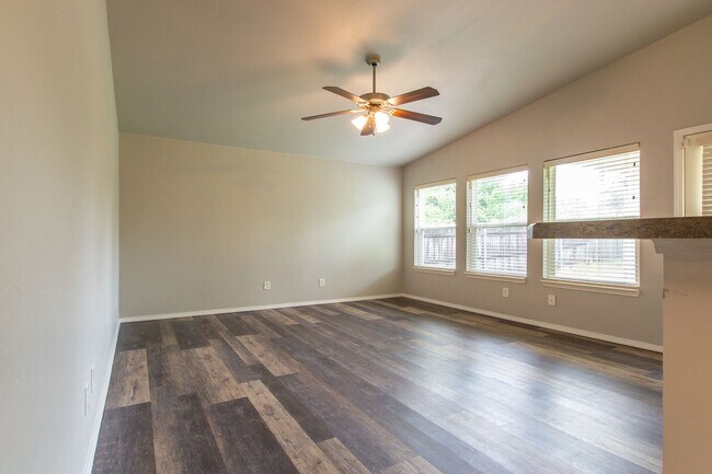 Building Photo - Beautiful 3 Bed 2 Bath Home in Moore School District!