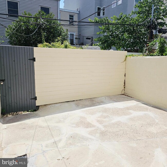 Building Photo - 1816 Montrose St