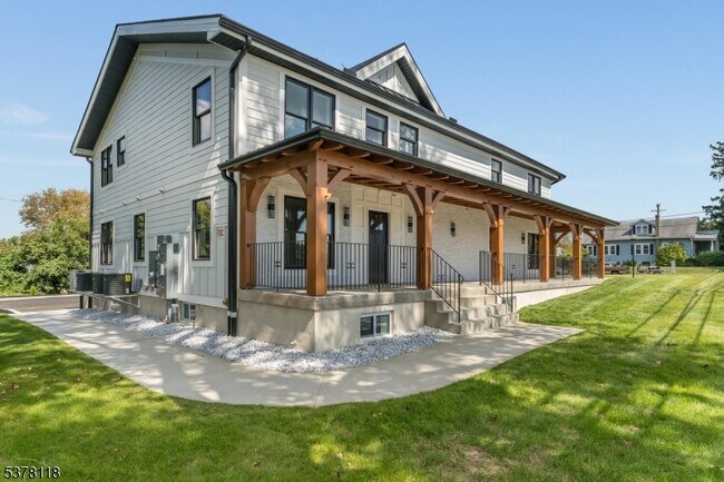 Primary Photo - 535 St James Ave