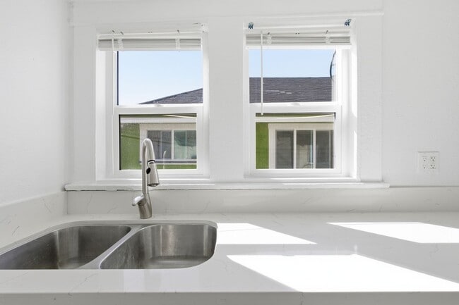 Building Photo - 350 E 60th St