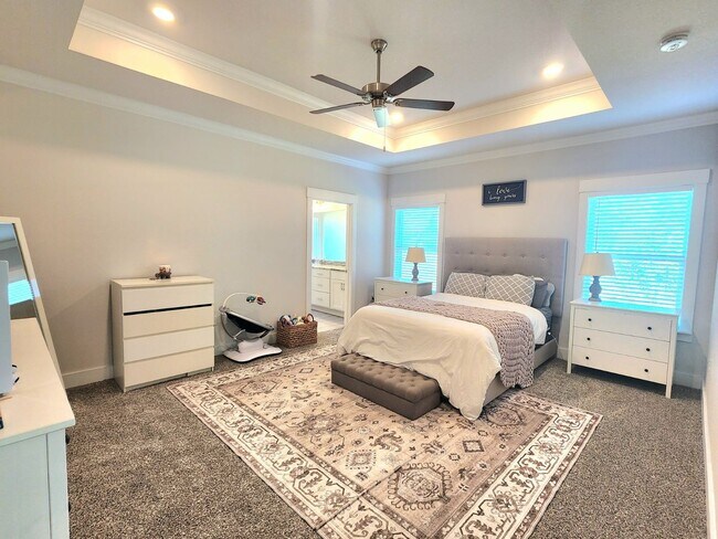 Building Photo - Stunning 4-Bed, 3-Bath Beauty, 2,117 sq. ft. of Pure Comfort and Style!