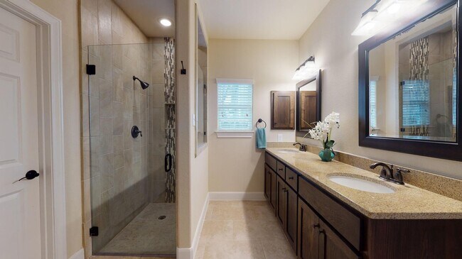 Building Photo - Craftsman-style Alamo Heights home with fe...