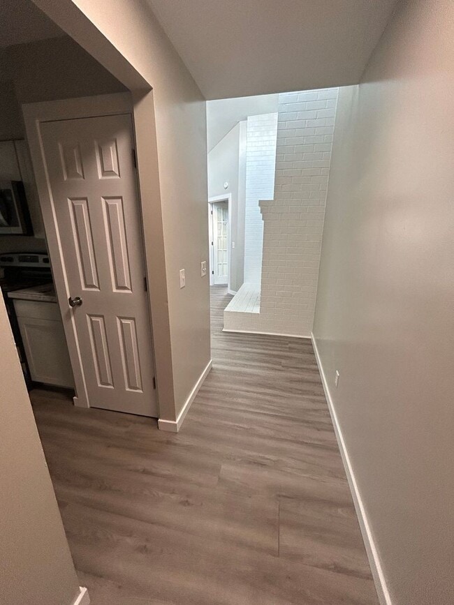 Building Photo - Spacious Top Floor 3-Bedroom, 2-Bath Remod...