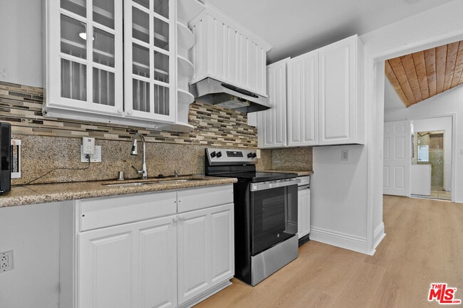 Building Photo - 3913 S Budlong Ave