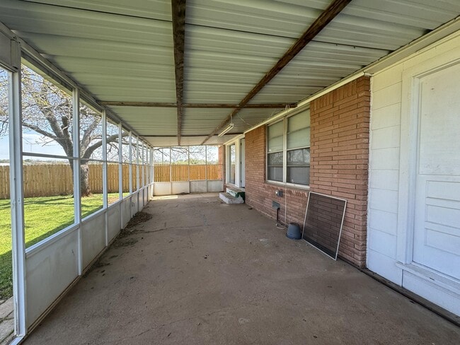 Building Photo - 419 E Rogers Dr