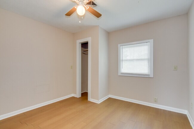 Building Photo - 2208 Bungalow Rd