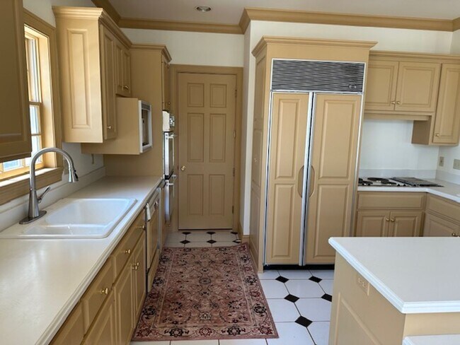 Building Photo - Private location overlooking Smiths Bay *2Bed*3bath