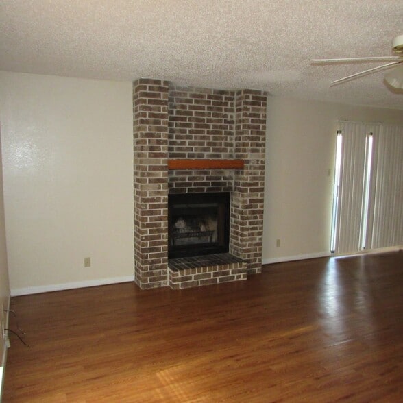 Building Photo - 1701 Cedarview Cir