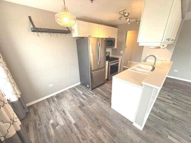 Building Photo - 400 Village Cir