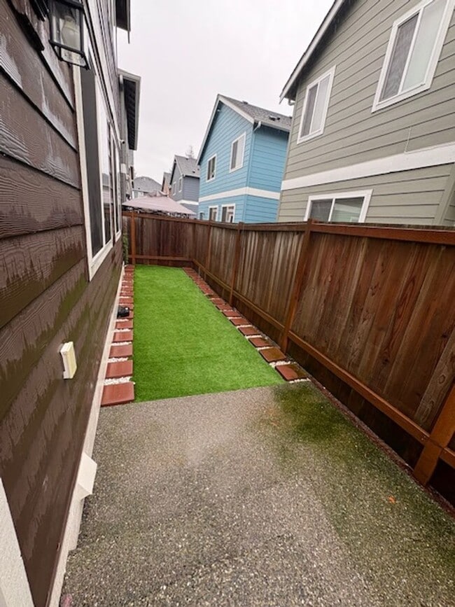 Building Photo - Beautiful 4-bedroom 2.5 bath home