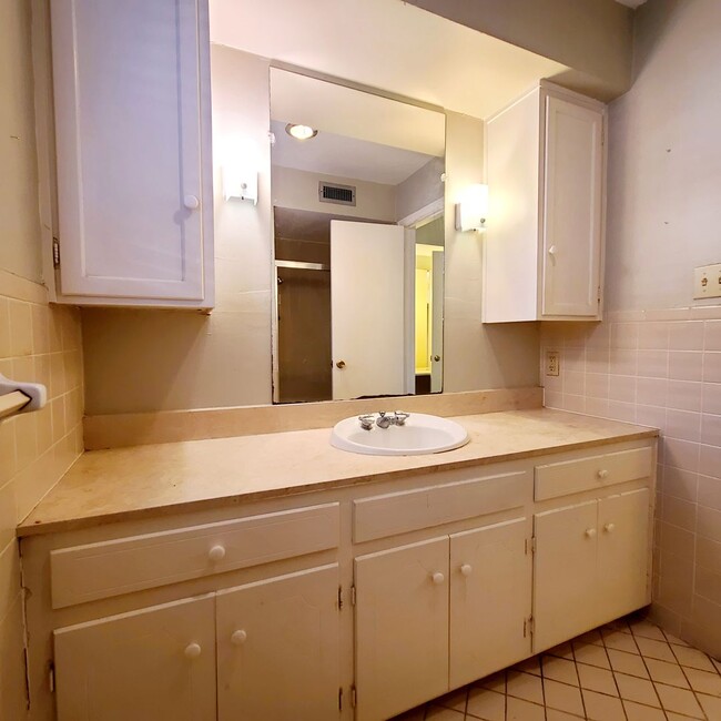 Building Photo - Spacious 2-Bedroom, 2-Bath Condo near SMU ...