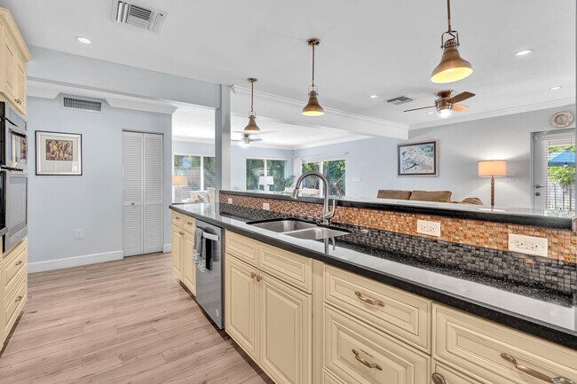 Building Photo - 3204 Beacon St