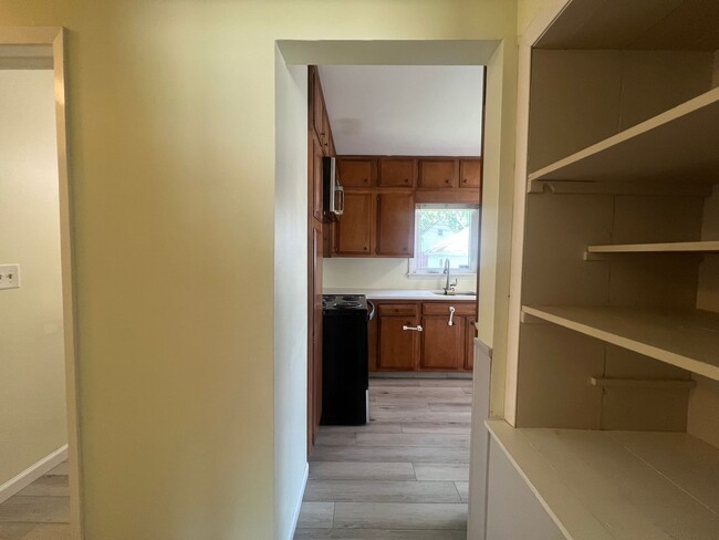 Building Photo - 2 Bed, 1 Bath Single-Family Home Close to ...