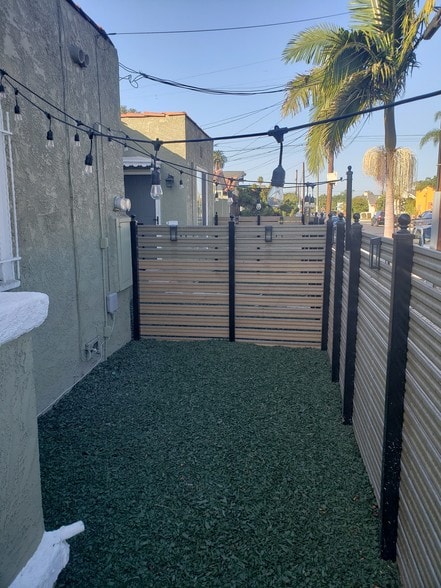 Outdoor Living Space - 3001 Edgehill Dr