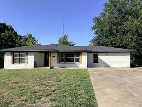 Building Photo - 2922 College Cir