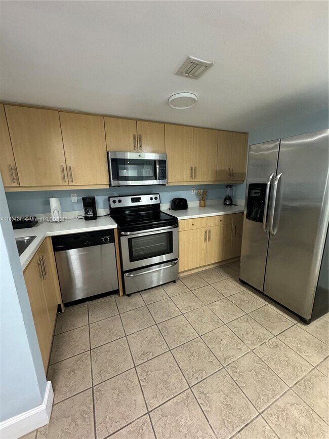 Building Photo - 2951 S Bayshore Dr