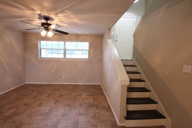 Building Photo - AVAILABLE- 2 Bedroom Duplex for Rent in Li...