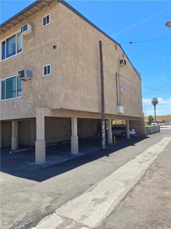 Building Photo - 305 N 10th St